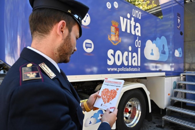 “Una vita da social”, la campagna educativa itinerante della Polizia di Stato fa tappa a Bergamo