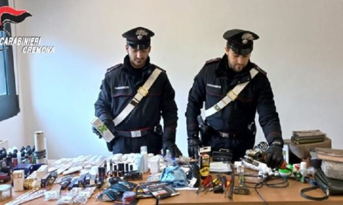 Sette furti in pochi giorni nella Bassa: preso il famigerato “ladro del tombino”