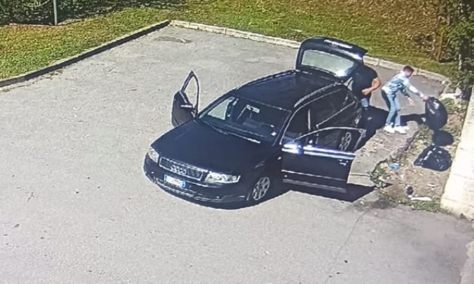 Non pagano le multe per aver abbandonato rifiuti: il Comune riporta i sacchi nel loro giardino