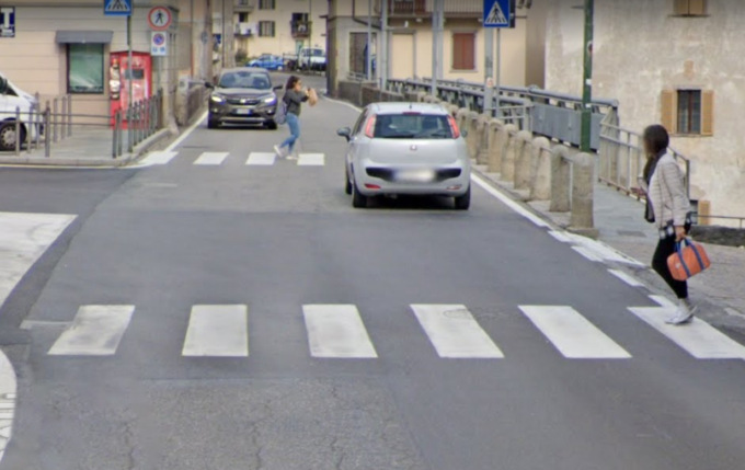 Strisce pedonali sbiadite, il barista di San Giovanni Bianco le ridipinge con la bomboletta