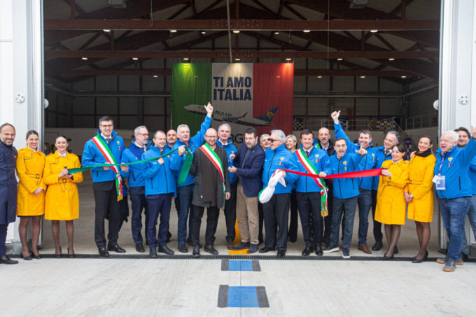 Salvini a Orio per tagliare il nastro ai due nuovi hangar Ryanair dell’aeroporto