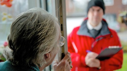 Chiuduno, si spacciano per addetti comunali per truffare un’anziana: messi in fuga dalla figlia