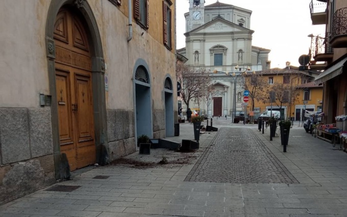 Nembro, fioriere rovesciate e paletti divelti in centro: vandali o ubriaco al volante?