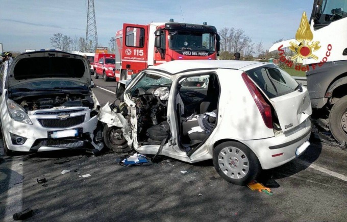 Scontro tra un camion e due auto a Zanica: nessun ferito grave, traffico in tilt