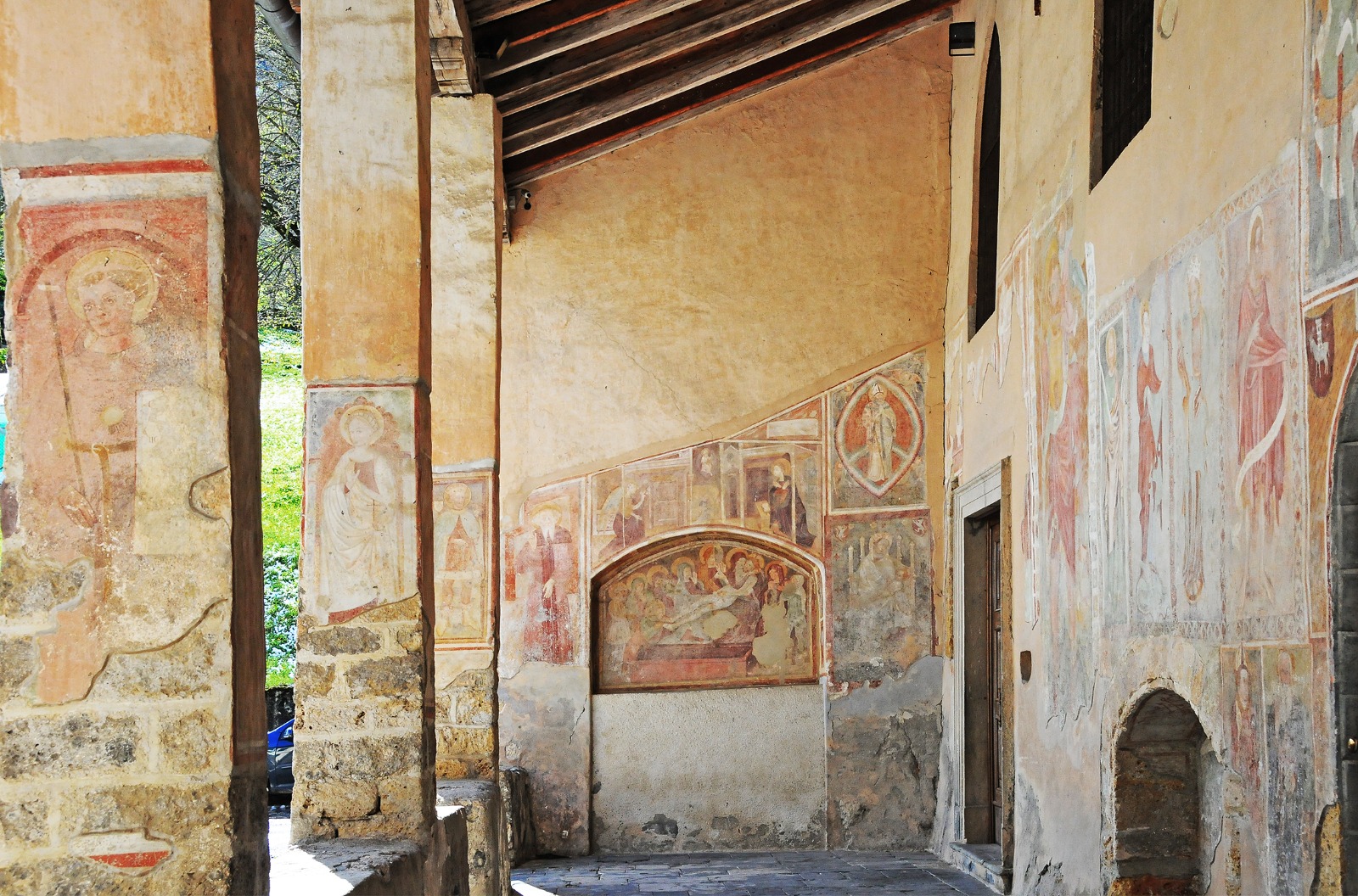 03. Portico Chiesa plebana Santa Brigida_Sede mostra Carlo Ceresa_Lungo le vie della cultura