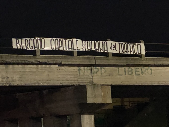 «Bergamo capitale italiana del traffico»: striscione alla Grumellina