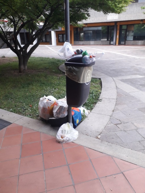 «Bergamo capitale della sporcizia, nella zona di via Betty Ambiveri»