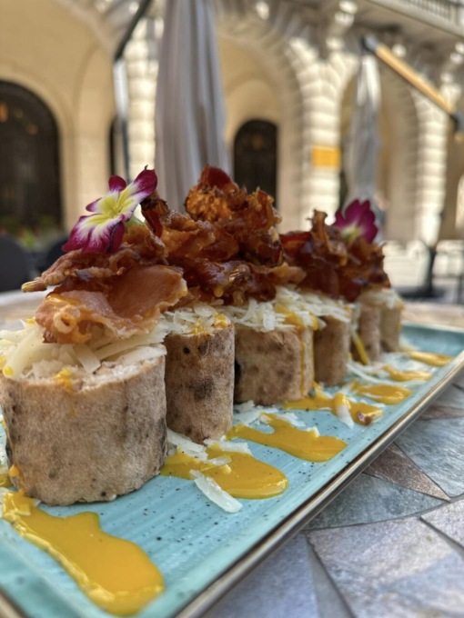 Il lancio della Sushi Pizza attira una piccola folla di curiosi a Treviglio