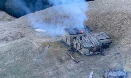 In fiamme due baite al pascolo Vodala di Ardesio: si pensa all'origine dolosa