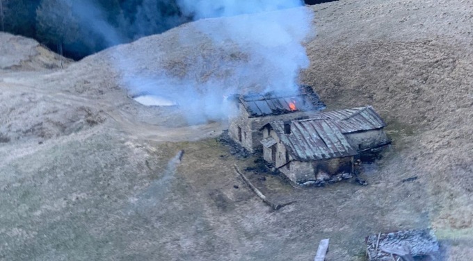 In fiamme due baite al pascolo Vodala di Ardesio: si pensa all’origine dolosa