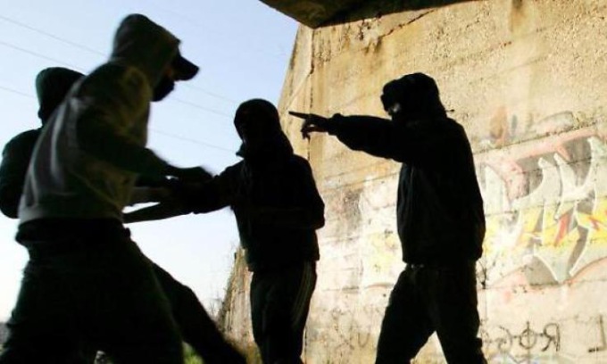 Risse e furti, la stazione di Bergamo è in balìa delle baby gang (ma le forze dell’ordine…)