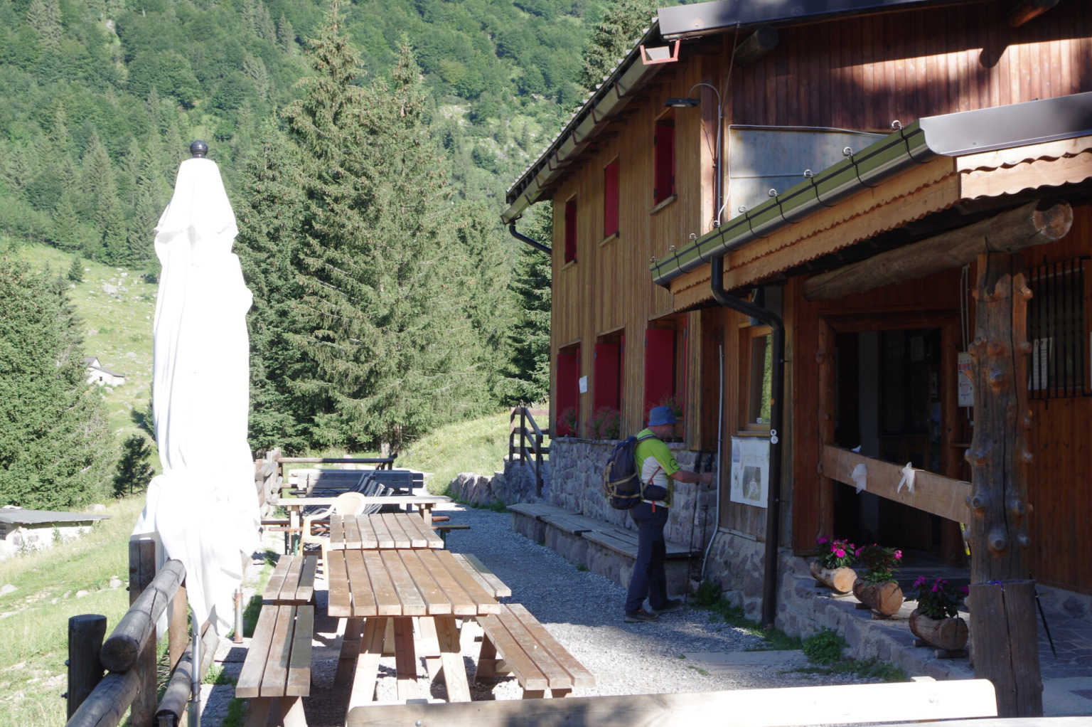 Escursionista colpito da infarto al rifugio Alpe Corte, salvato dai ...