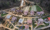 Ardesio, una massa di acqua e detriti travolge case e provinciale: i video e le foto