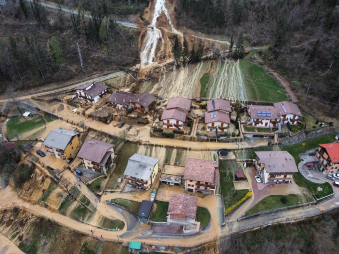 Ardesio, una massa di acqua e detriti travolge case e provinciale: i video e le foto