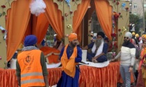 Le foto e il video dei quattromila Sikh che hanno invaso, festanti e scalzi, le strade di Bergamo