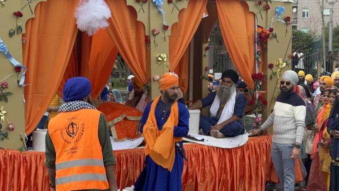 Le foto e il video dei quattromila Sikh che hanno invaso, festanti e scalzi, le strade di Bergamo