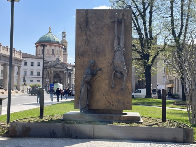 Il nipote di Manzù parla di «scempio» al Monumento al Partigiano: «ingabbiato e inavvicinabile»