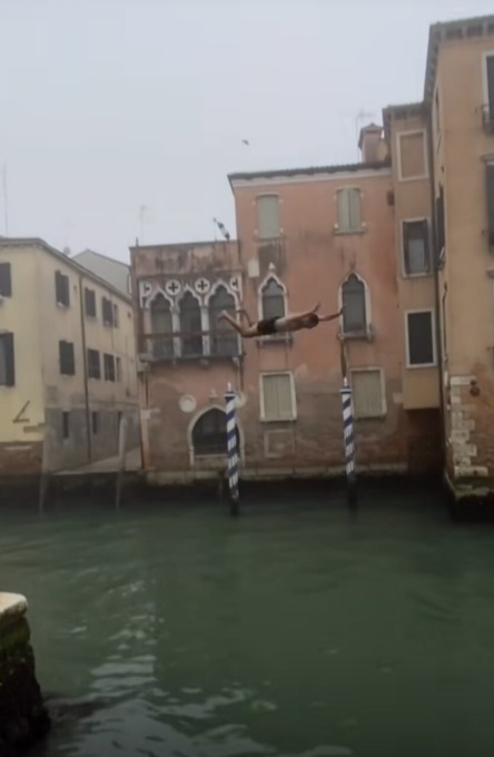 Fermato all’aeroporto di Orio il “tuffatore di Venezia”. Aveva postato i biglietti aerei sui social