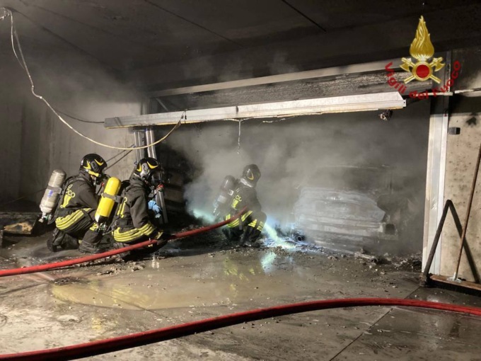 Incendio nella notte in un box ad Alzano: nessun ferito
