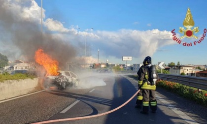 Auto in fiamme sulla circonvallazione Leuceriano: salva la ragazza a bordo