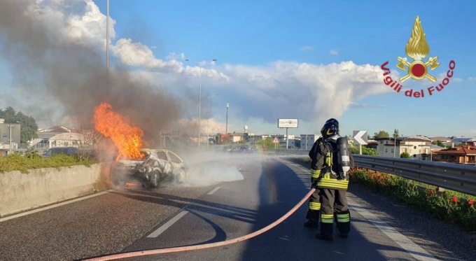 Auto in fiamme sulla circonvallazione Leuceriano: salva la ragazza a bordo