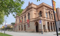 Coperte dei clochard in fiamme sparse sul Sentierone, vicino al Teatro Donizetti