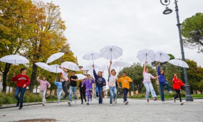 Centinaia di ragazzi armati di ombrelli bianchi popoleranno piazza Matteotti per "Pioverà bellezza"