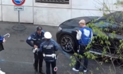 Cartellino giallo per Højlund in centro: il suo Suv era in divieto di sosta (con rimozione)