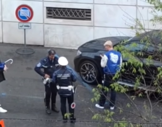 Cartellino giallo per Højlund in centro: il suo Suv era in divieto di sosta (con rimozione)
