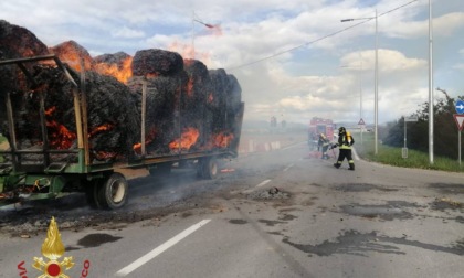 Paura a Cividate al Piano: rimorchio che trasporta balle di fieno prende fuoco