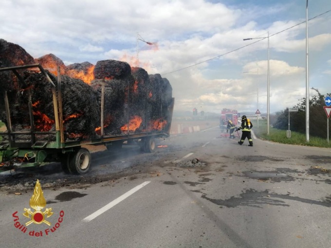 Paura a Cividate al Piano: rimorchio che trasporta balle di fieno prende fuoco