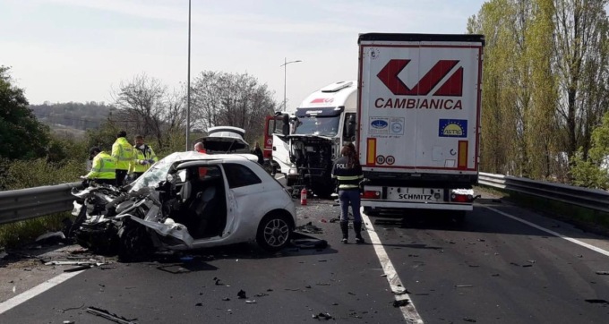 Tir contro una 500 sulla statale ad Albano, muore una 74enne di Gorlago