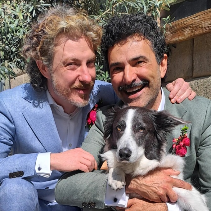 «L’amore non deve essere invisibile»: il cantante Riki Cellini ha detto «sì» al compagno