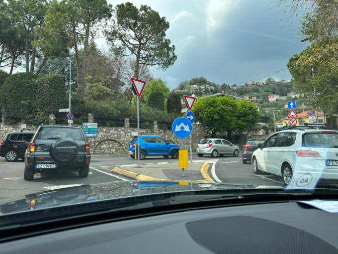 «A distanza di sei mesi, la viabilità nella zona piscine resta critica»