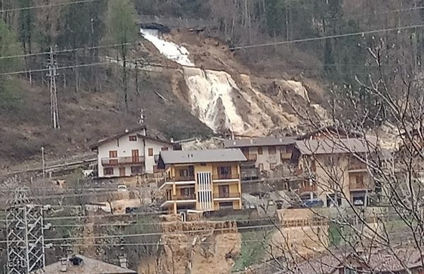 Ad Ardesio poteva essere una tragedia. Ci sono 70 persone isolate e 7 famiglie evacuate