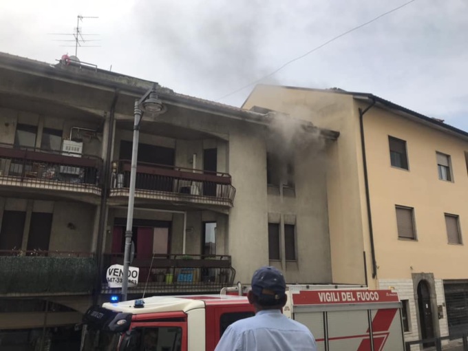 Bolgare, incendio nello studio di un commercialista: vigili del fuoco in azione (foto e video)