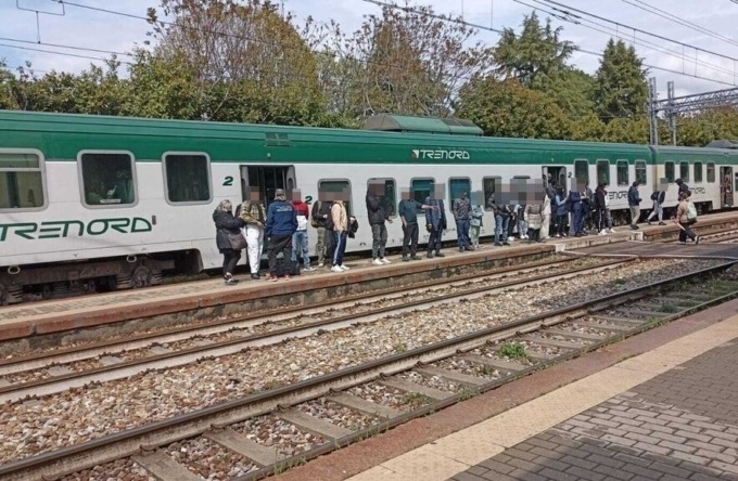 Momenti di tensione alla stazione di Ponte San Pietro per un ubriaco molesto, treni bloccati