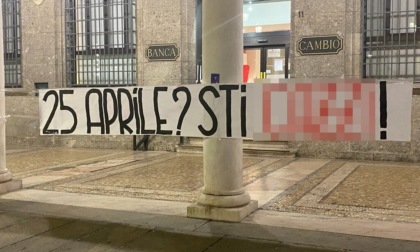 Striscione contro il 25 aprile apparso a tarda notte in piazza Vittorio Veneto: rimosso