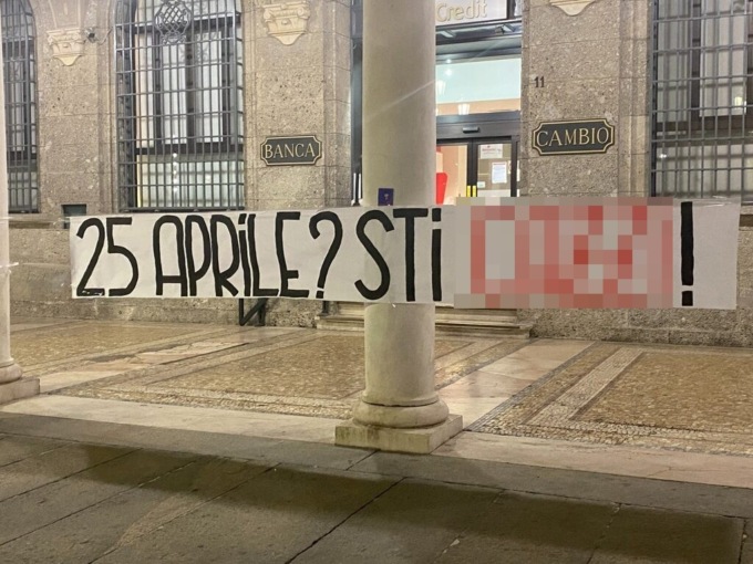 Striscione contro il 25 aprile apparso a tarda notte in piazza Vittorio Veneto: rimosso
