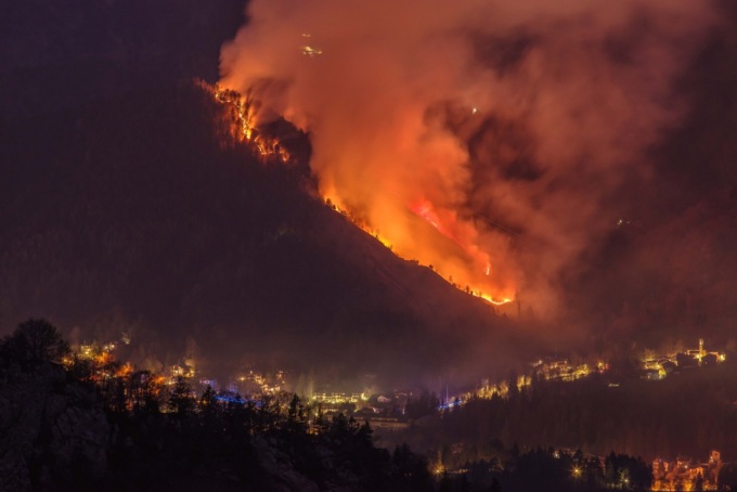 L’incendio sopra Castione è stato spento da canadair ed elicotteri