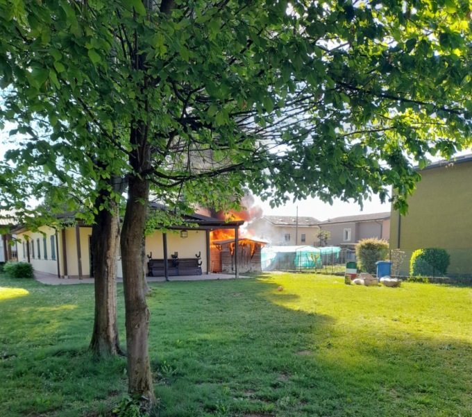 Incendio alla sede degli alpini di Martinengo, vigili del fuoco al lavoro per spegnere le fiamme