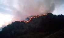 Colonna di fumo nero altissima e fiamme: incendio nei boschi del monte Segredont