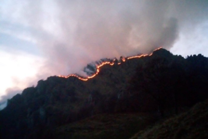 Colonna di fumo nero altissima e fiamme: incendio nei boschi del monte Segredont