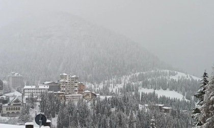 Nuova nevicata primaverile in montagna: a Foppolo sono caduti tra i 10 e i 20 centimetri