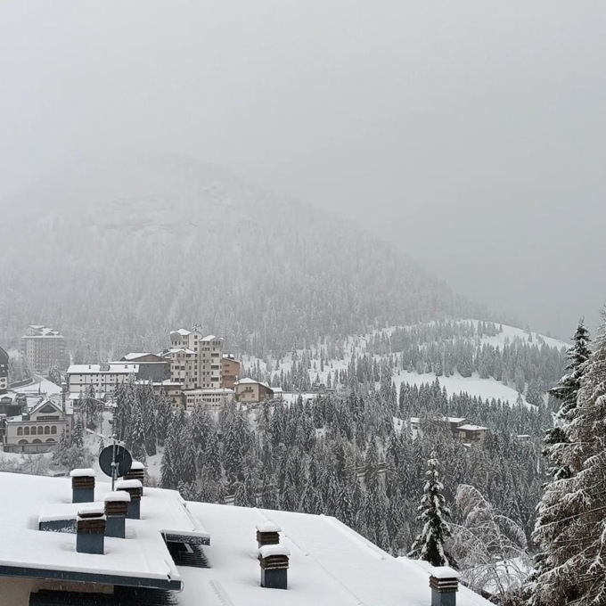 Nuova nevicata primaverile in montagna: a Foppolo sono caduti tra i 10 e i 20 centimetri