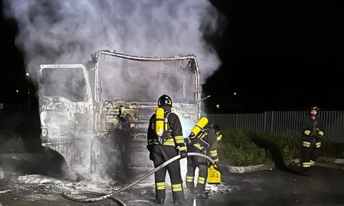 Romano, camion in fiamme nella notte in via della Gasparina