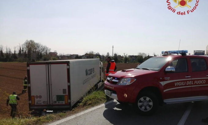 Finisce nel campo con il camion di cui ha perso il controllo: nessun ferito