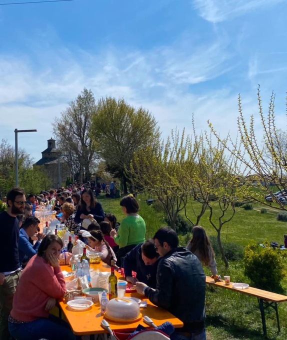 In mille sono passati a San Tomè per Pasquetta: picnic con tavolata lunga 160 metri