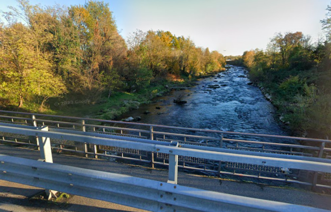 Seriate, giovane tenta di buttarsi dal ponte: il fratello e i passanti lo salvano