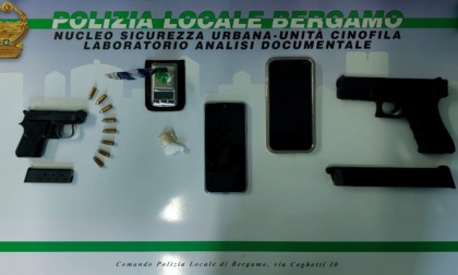 Con la pistola Beretta in compagnia dell'amico spacciatore: arrestati dalla polizia locale